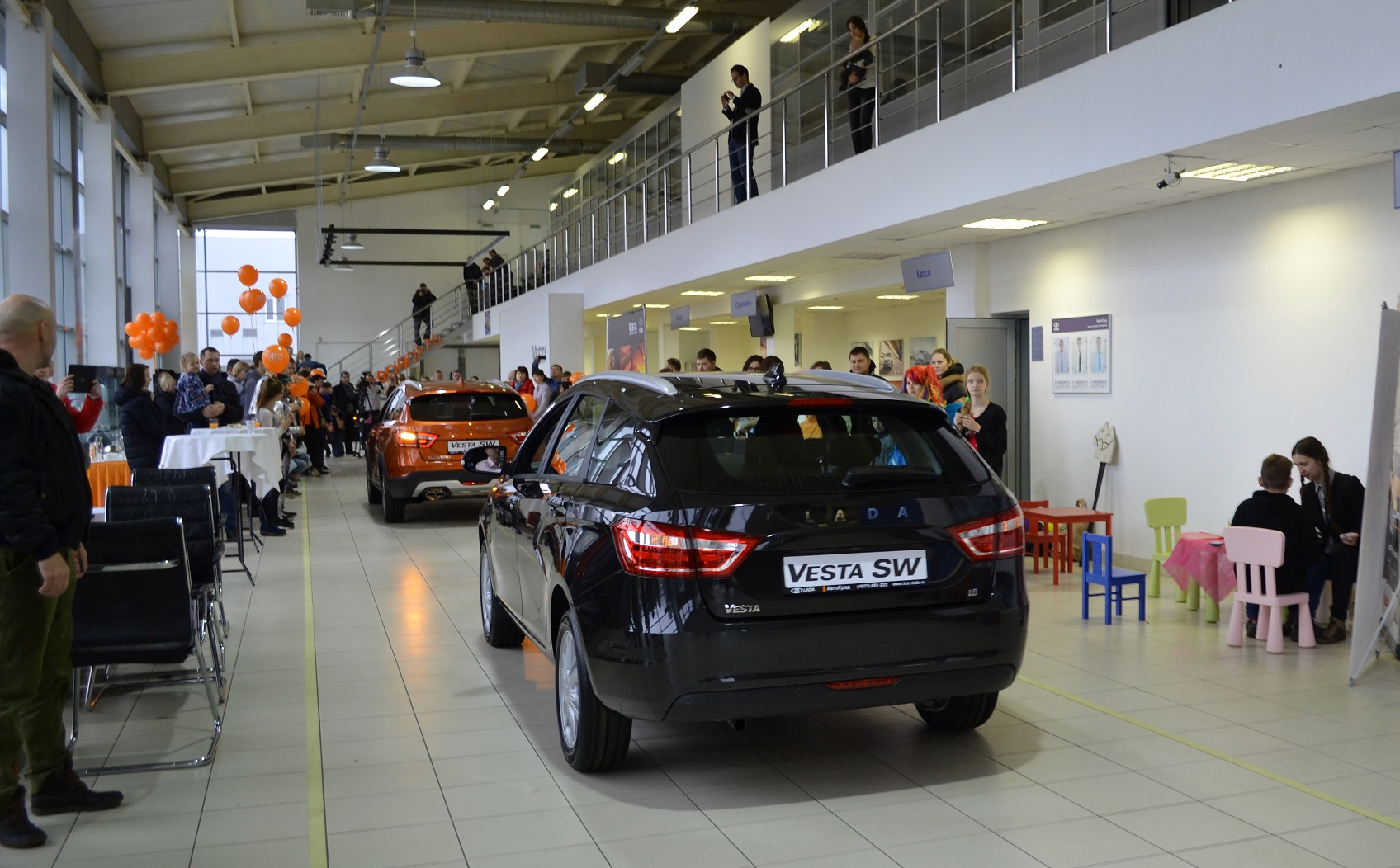 В ТВЕРИ ПРЕЗЕНТОВАЛИ НОВЫЕ ОТЕЧЕСТВЕННЫЕ АВТОМОБИЛИ LADА VESTA SW И LADA VESTA SW CROSS