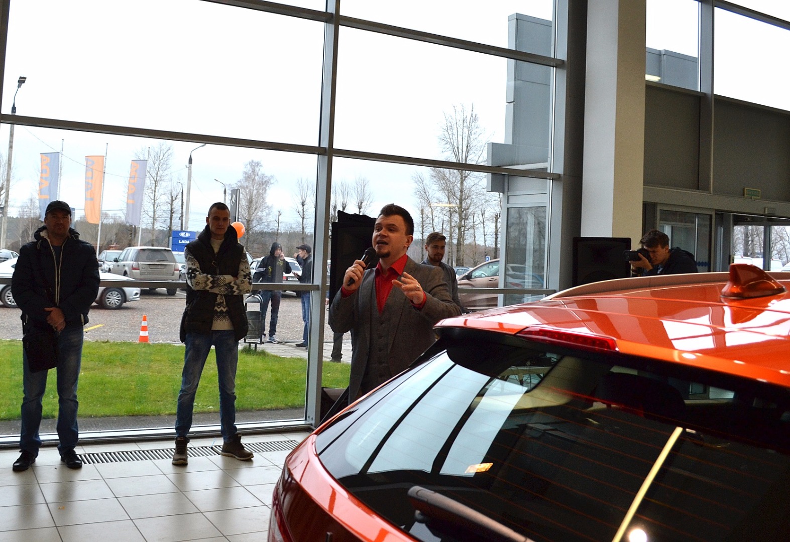 В ТВЕРИ ПРЕЗЕНТОВАЛИ НОВЫЕ ОТЕЧЕСТВЕННЫЕ АВТОМОБИЛИ LADА VESTA SW И LADA VESTA SW CROSS