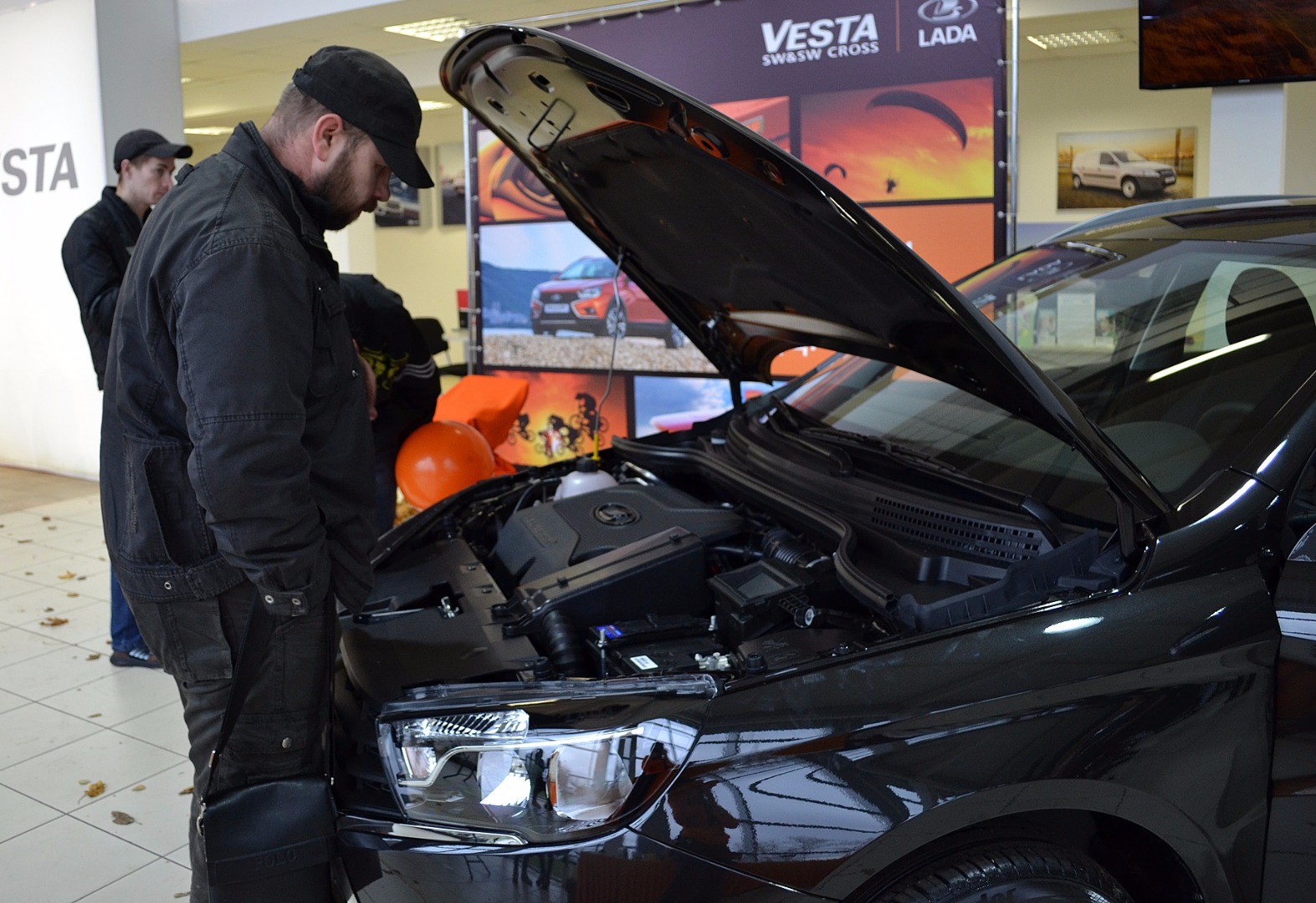 В ТВЕРИ ПРЕЗЕНТОВАЛИ НОВЫЕ ОТЕЧЕСТВЕННЫЕ АВТОМОБИЛИ LADА VESTA SW И LADA VESTA SW CROSS