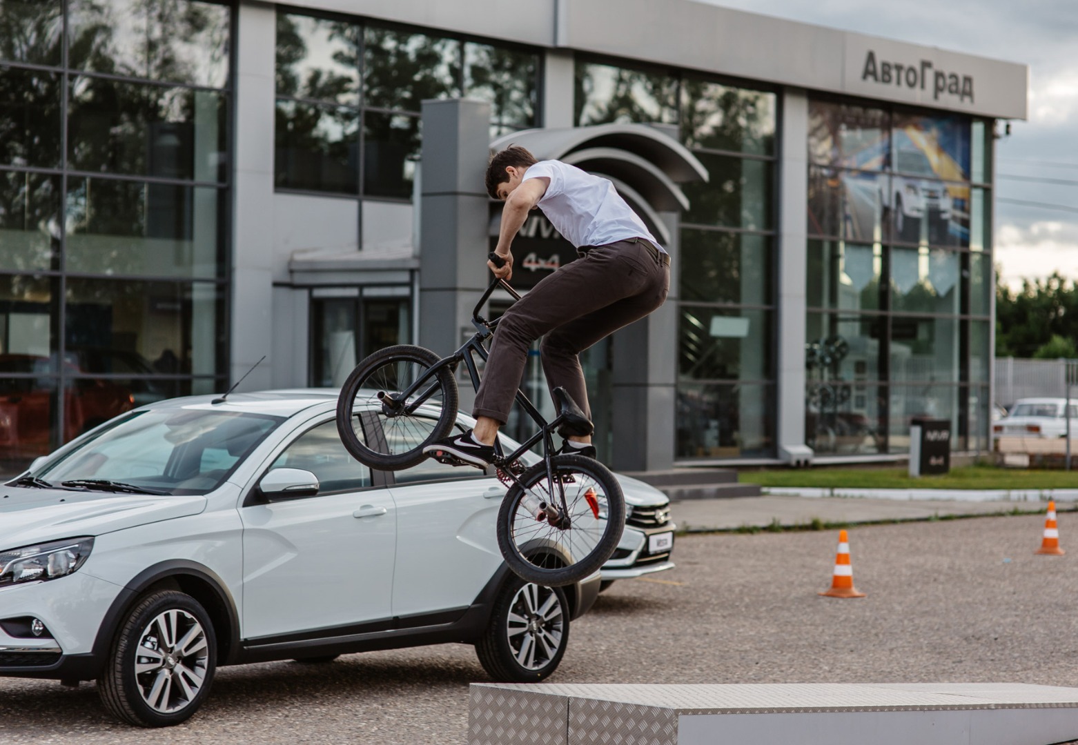 В салоне «АвтоГрад» стартовали продажи LADA Vesta Cross